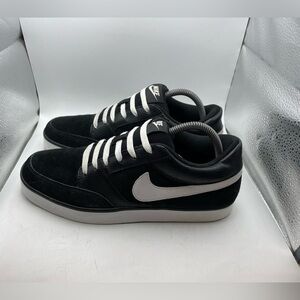 Nike Avid men’s black suede sneakers size 8